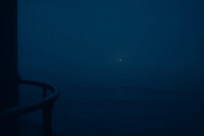 沖合に瞬く微小な光点のAI生成画像（創作画像）