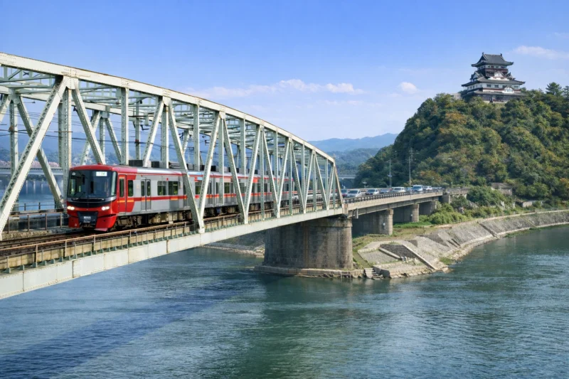 堤防越しに眺める木曽川と犬山城と犬山橋のAI生成画像(創作画像)