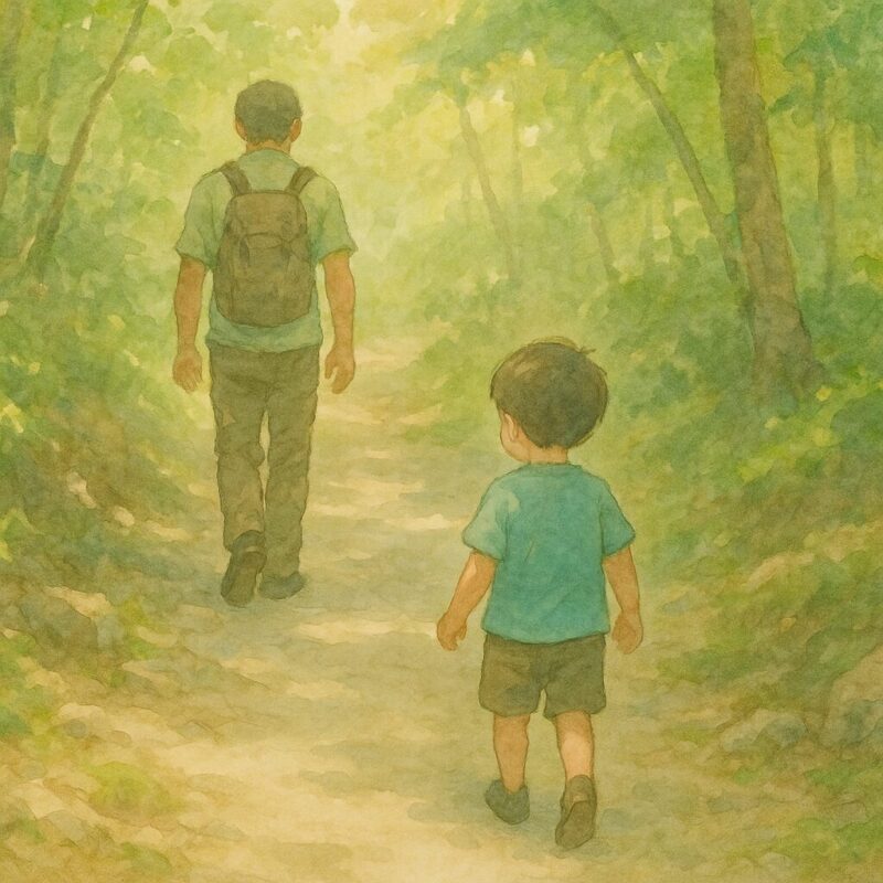 小秀山山頂の青を胸に森を下る父と子のAI生成画像（創作画像）