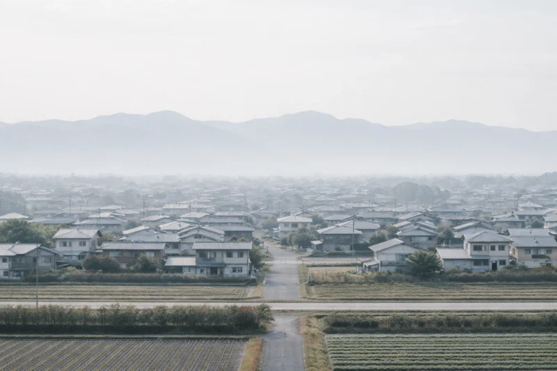 静かな平野に広がる津市の街のAI生成画像（創作画像）